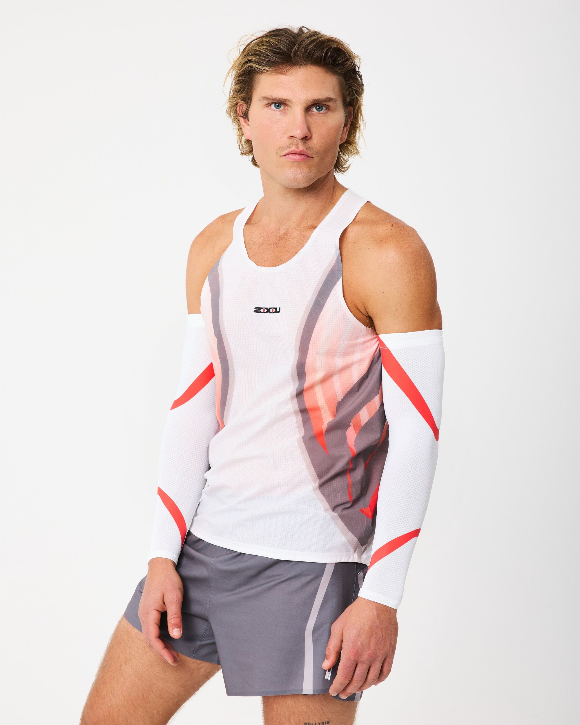 DV + 2XU Mens Ultralight Desert Singlet